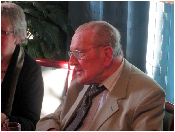 584x433 pixels (85K)