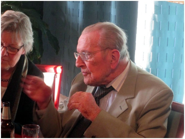 584x433 pixels (83K)