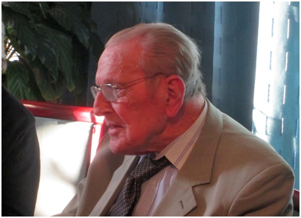 584x417 pixels (79K)